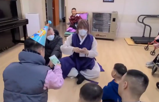 가수 김장훈이 지난 2022년 소망의집을 찾아 세뱃돈을 나눠주는 모습. 인스타그램