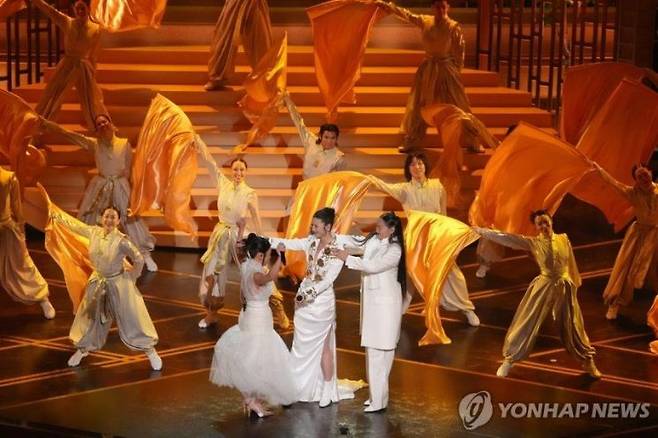 헌트릭스가 제98회 아카데미 시상식에서 '골든'을 열창하고 있다. AP연합뉴스