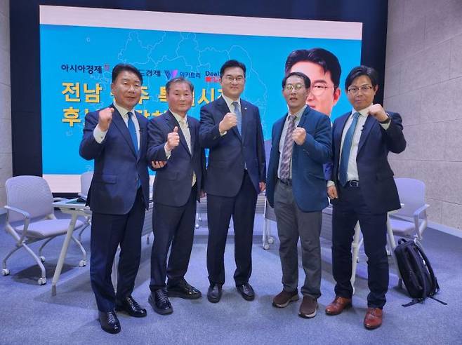16일 오전 광주 남구 CGI센터 내 스튜디오에서 열린 전남광주통합특별시장 후보 토론회에서 김우관 아시아경제 호남취재본부장, 노해섭 위키트리 호남본부장, 정준호 후보, 최동환 딜사이트경제TV 본부장, 서인주 헤럴드경제 부장,(왼쪽부터)이 기념촬영을 하고 있다.