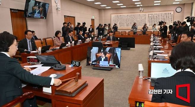 16일 국회에서 열린 법제사법위원회 전체회의에서 추미에 위원장이 의사봉을 두드리고 있다. 이날 회의는 국민의힘이 코로나19 백신 부작용 관련 현안 질의를 요구했지만 여야 간 합의가 이뤄지지 않아 안건이 확정되지 않은 상태로 열렸다.2026.3. 김현민 기자