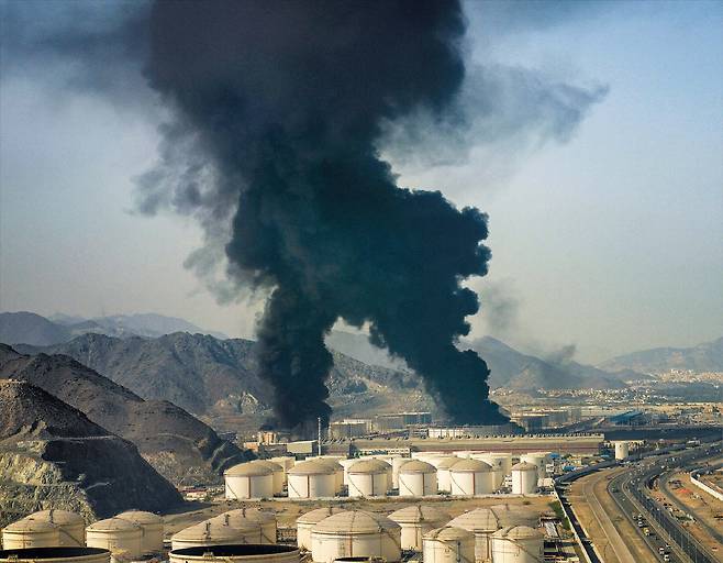 이란, 호르무즈 우회 수출길도 때렸다… 연기 치솟는 UAE 석유시설 아랍에미리트(UAE) 푸자이라항 석유 시설이 14일 이란의 드론 공격을 받아 불길과 검은 연기가 치솟고 있다. 아부다비 유전과 약 400㎞의 육상 송유관으로 연결된 푸자이라항은 호르무즈 해협 봉쇄를 우회해 하루 최대 180만 배럴의 원유를 수출할 수 있는 핵심 통로다. 중단됐던 푸자이라항 석유 선적 작업은 15일 재개됐다./AP 연합뉴스