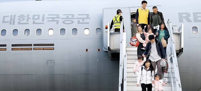15일 미국·이스라엘과 이란 간 전쟁 여파로 중동에 고립됐던 우리 국민 204명과 외국인 등 총 211명을 태운 군 수송기 ‘시그너스’를 타고 귀국한 이들이 성남 서울공항에 도착해 내리고 있다./사진공동취재단