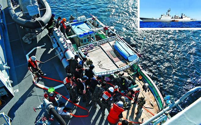 지난 2020년 1월 청해부대 31진(왕건함·위 작은 사진)이 오만 무스카트항 동남쪽 해상에서 표류 중인 이란 국적 유류 판매선을 구조하고 있다. 왕건함은 선박에 유류와 식량, 식수 등을 지원했다. 청해부대는 미국의 요청으로 작전구역을 호르무즈 해협까지 확대했다./ 합동참모본부