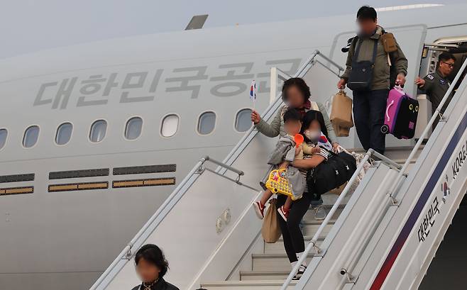 중동 전쟁 확대로 레바논에 체류 중이던 우리 국민 204명과 외국 국적 가족 5명 및 우방국(일본) 국민 2명 등 총 211명이 15일 오후 경기 성남시 서울공항에서 대한민국 군 수송기(KC-330)를 타고 도착하고 있다. /뉴시스