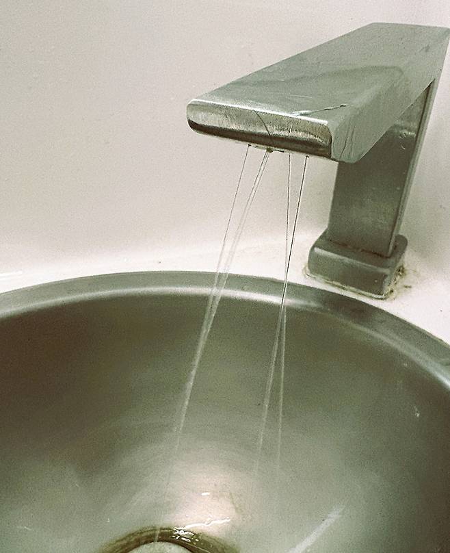 물 부족 위기를 보여주는 식당 화장실 세면대의 물줄기