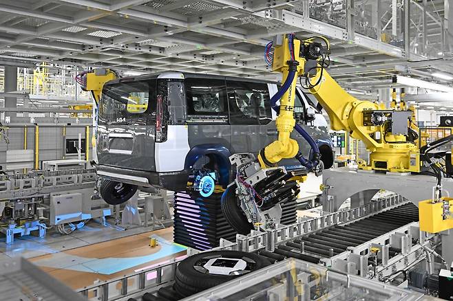 경기 화성시 우정읍 기아 오토랜드 화성 내 EVO 플랜트 이스트(East) 공장에서 자동화 로봇이 PV5 차량의 타이어를 자동으로 조립하고 있다. 기아는 약 10만 ㎡ 부지에 1조 원을 들여 자동화율을 높인 EVO 플랜트 이스트를 구축했다. 기아 제공