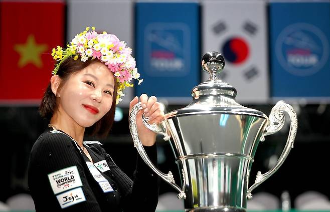 ‘마녀’ 김가영이 15일 제주 한라체육관에서 열린 2025~2026시즌 프로당구 ‘하나카드 하나캐피탈 제주특별자치도 월드챔피언십’ 여자부 결승에서 한지은을 꺾고 정상에 오른 뒤 우승 트로피를 옆에 두고 기념 촬영을 하고 있다. 프로당구협회(PBA) 제공