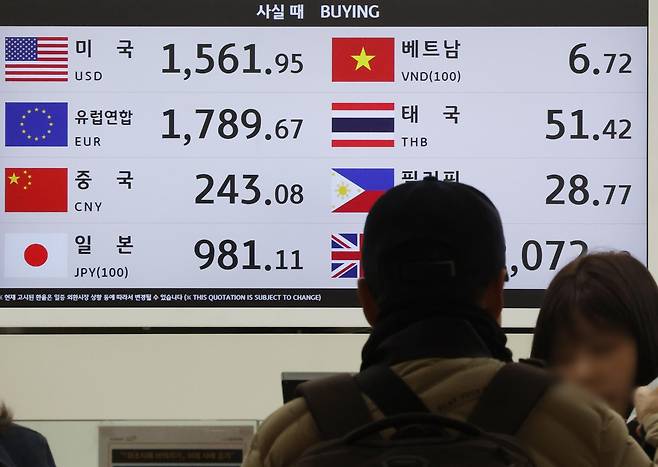 이란 전쟁 여파로 원 달러 환율이 1500원을 돌파한 16일 오전 인천국제공항 환전소에서 1달러에 1560원 대를 기록하고 있다. 2026.03.16. 인천공항=뉴시스