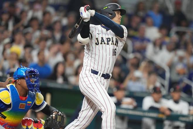 일본의 오타니 쇼헤이가 14일(현지 시간) 미 플로리다주 마이애미 론디포 파크에서 열린 2026 월드베이스볼클래식(WBC) 8강전 베네수엘라와 경기 1회 말 선두타자로 나와 1점 동점 홈런을 친 후 타구를 바라보고 있다. 2026.03.15. 사진=뉴시스