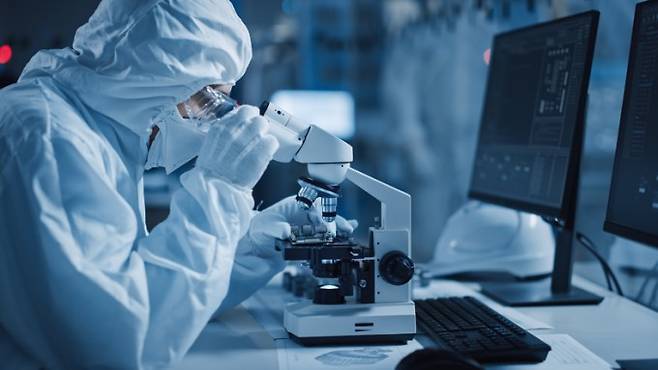 출연연 평가가 3년, 6년 주기에서 매년 통합평가로 바뀌고 1000쪽 보고서가 30쪽으로 간소화된다. 평가 결과는 기관장 연임이 아닌 전 구성원 성과급, 예산과 연동된다. 현장에서는 간소화를 환영하면서도 23개 기관 동시 평가에 따른 줄세우기를 우려한다. 게티이미지뱅크 제공