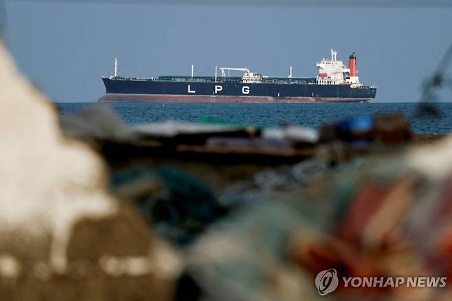 호르무즈 해협 봉쇄로 오만 해역에 정박중인 가스운반선 이미지. 연합뉴스 제공.