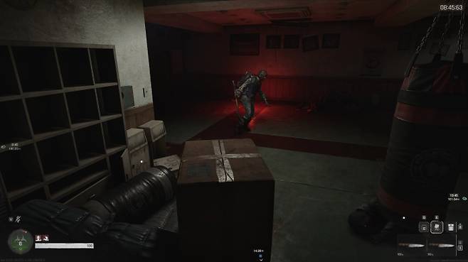 박스에 숨어 특수 좀비 ‘게더러’를 피하는 모습. 비겁한 게 아니다. 생존 전략이다.