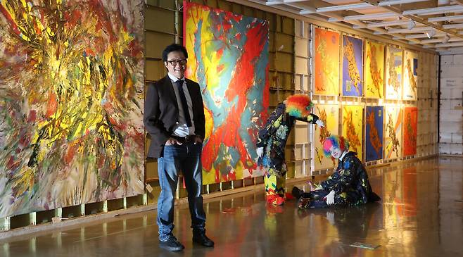 지난 12일 오전 서울 종로구 세종문화회관에서 열린 ‘박신양의 전시쑈: 제4의 벽’에서 배우에서 화가로 변신한 박신양이 포즈를 취하고 있다. 최현수 기자 emd@hani.co.kr