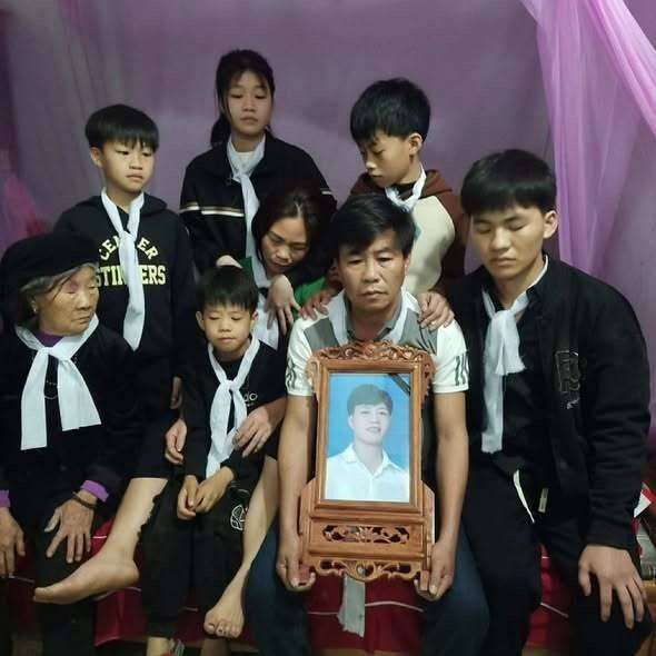 베트남 응에안에 있는 뚜안씨 집에서 아들의 영정을 들고 있는 뚜안씨 아버지와 가족들의 모습. 유가족 제공