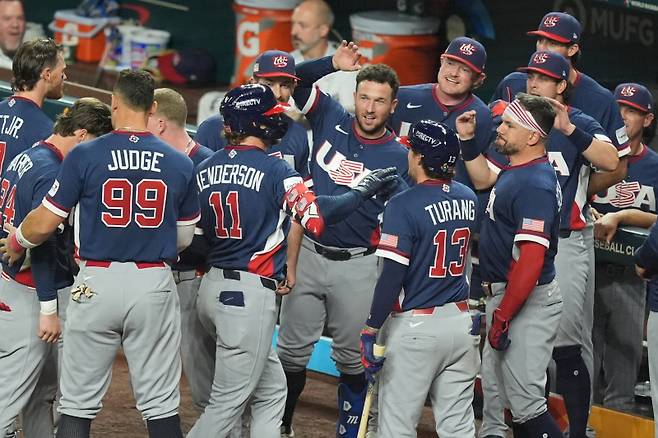 <yonhap photo-7554=""> United States' Gunnar Henderson (11) celebrates his home run during the fourth inning of a World Baseball Classic semifinal game against the Dominican Republic, Sunday, March 15, 2026, in Miami. (AP Photo/Rebecca Blackwell)/2026-03-16 11:32:08/<저작권자 ⓒ 1980~2026 ㈜연합뉴스. 무단 전재 재배포 금지, AI 학습 및 활용 금지></yonhap>
