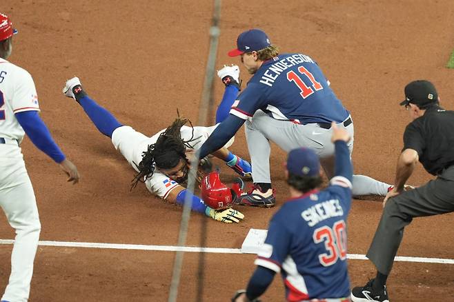 <yonhap photo-7664=""> United States third baseman Gunnar Henderson (11) tags out Dominican Republic's Fernando Tatis Jr. during the third inning of a World Baseball Classic semifinal game, Sunday, March 15, 2026, in Miami. (AP Photo/Rebecca Blackwell)/2026-03-16 11:37:26/ <저작권자 ⓒ 1980~2026 ㈜연합뉴스. 무단 전재 재배포 금지, AI 학습 및 활용 금지></yonhap>