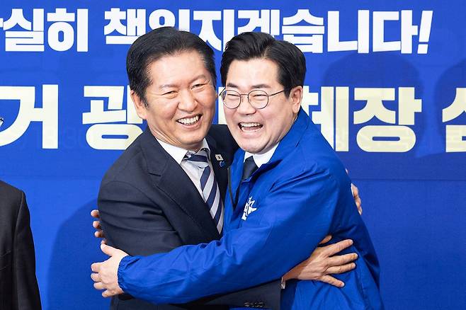 정청래 더불어민주당 대표가 4일 서울 여의도 국회에서 열린 제9회 지방선거 광역단체장 심사 결과 발표에서 인천시장 후보 공천이 확정된 박찬대 의원과 포옹하고 있다. 뉴스1