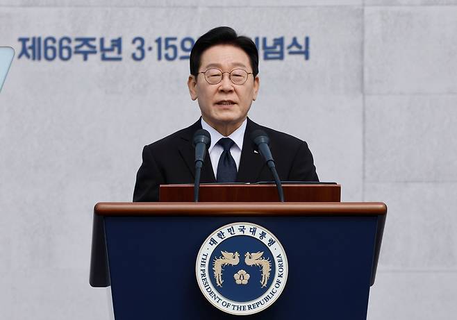 이재명 대통령이 15일 경남 창원시 국립3.15민주묘지에서 열린 제66주년 3.15의거 기념식에서 기념사를 하고 있다. 청와대사진기자단