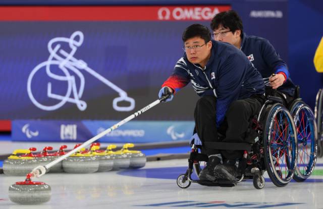 ▲ 한국 휠체어컬링 국가대표팀 이현출이 14일(한국 시간) 오전 이탈리아 코르티나담페초 코르티나 올림픽 컬링 스타디움에서 열린 스웨덴과 2026 밀라노-코르티나담페초 동계 패럴림픽 휠체어컬링 혼성 4인조 동메달 결정전에서 투구하고 있다. 연합뉴스