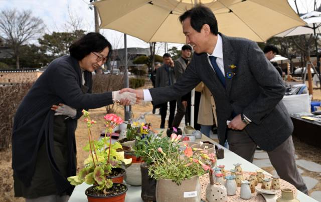 더불어민주당 우상호 강원도지사 예비후보가 14일 춘천 김유정문학촌을 찾아 시민들과 인사를 나누고 있다.김정호 기자