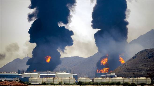 < 이란, ‘호르무즈 우회로’ UAE 항구 공격 > 14일(현지시간) 아랍에미리트(UAE) 푸자이라항에서 이란의 드론 공격으로 화재가 발생해 연기가 치솟고 있다. 인도양에 접한 푸자이라항은 호르무즈해협을 우회해 원유를 수송하는 송유관의 종착지다. 전날 이란 최대 원유 수출기지인 하르그섬이 미군의 공격을 받자 이란이 보복에 나선 것으로 분석된다. AP연합뉴스