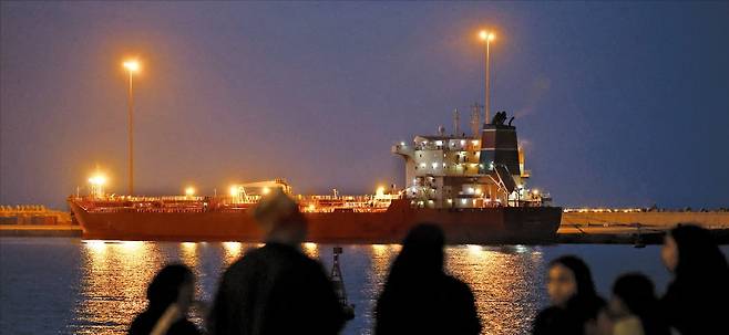 < 중동에서 발 묶인 유조선 > 미국과 이란 간 전쟁으로 호르무즈해협을 통한 원유 운송량이 대폭 줄고 유조선들의 발이 묶였다. 지난 12일 유조선 칼리스토호가 해협으로 가는 길목인 오만의 무스카트 항구에 정박해 있다. /로이터연합뉴스