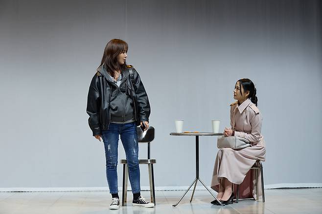연극 ‘말벌(THE WASP)’의 한 장면. ‘카알라’역의 권유리와(왼쪽) ‘헤더’역의 한지은. (주)해븐프로덕션 제공