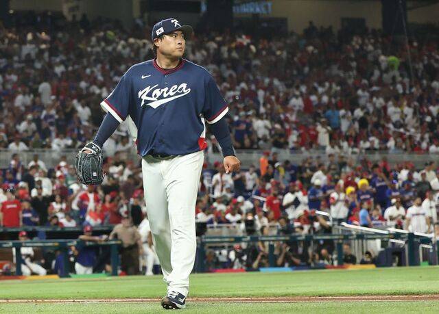 지난 14일 도미니카공화국과의 WBC 8강전에서 2회말 3실점 후 마운드에서 내려오는 선발투수 류현진. 연합뉴스