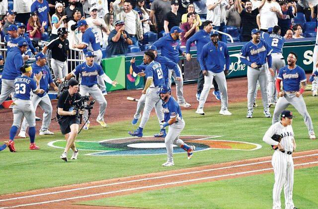 15일 미국 플로리다주 마이애미 론디포파크에서 열린 일본과 베네수엘라의 WBC 8강전에서 6회초 와일러 아브레우가 역전 3점 홈런을 터뜨리자 베네수엘라 선수들이 환호하고 있다. UPI연합뉴스
