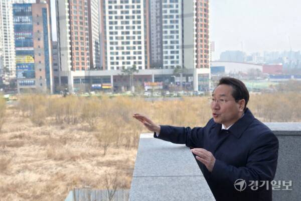 유정복 인천시장이 16일 인천예술인회관 건립 현장 설명회에서 부지를 바라보며 이야기를 하고 있다. 박상후기자