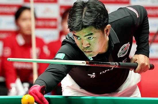 하나카드가 17일 열린 PBA팀리그 플레이오프 3차전에서 Q응우옌과 신정주 활약에 힘입어 웰컴저축은행을 세트스코어 4:1로 물리치고 시리즈 전적에서 2:1로 앞서갔다. 하나카드는 1승만 더 추가하면 파이널에 진출하게 된다. 3차전에서 2승을 거두며 승리 주역이 된 Q응우옌. (사진=PBA)