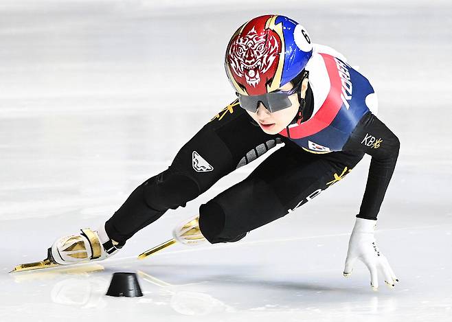 16일 쇼트트랙 세계선수권 여자 1500m 결승에서 김길리가 레이스를 펼치고 있다. AP연합뉴스