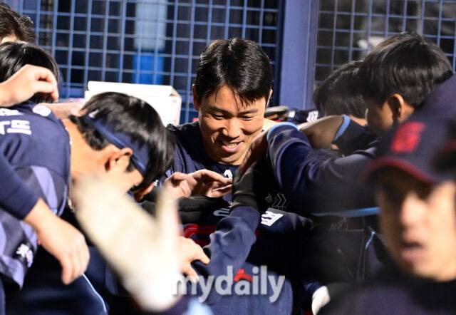 2025년 4월 25일 오후 서울 잠실구장에 진행된 '2025 신한 SOL뱅크 KBO 리그' 롯데 자이언츠와 두산 베어스의 경기. 롯데 전준우가 7회초 무사 3루서 나승엽이 2점 홈런을 친 뒤 더그아웃으로 들어오자 축하하고 있다./마이데일리