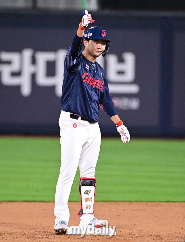 2025년 9월 3일 오후 경기도 수원KT위즈파크에서 열린 '2025 신한 SOL뱅크 KBO 리그' 롯데 자이언츠와 KT 위즈의 경기. 롯데 손호영이 4회말 2사 후 2루타를 친 뒤 기뻐하고 있다./마이데일리