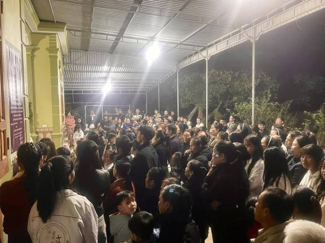 ▲뚜안 씨의 고향 마을 사람들이 추모식에 모여 그를 추모하고 있다. ⓒ베트남교민SNS