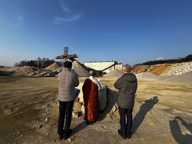▲고 뚜안 씨가 일하다 사망한 경기도 이천의 자갈·석재 공장 전경. 조계종 사회노동위원회 관계자들이 서 있다. ⓒ경기이주평등연대