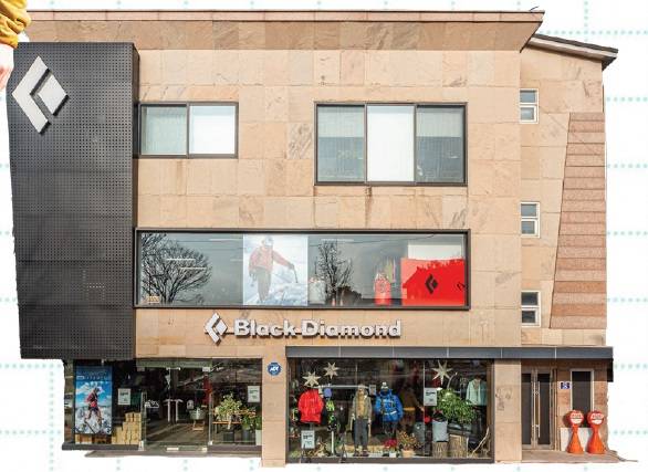 블랙다이아몬드 북한산성점. 2층 공간이 널찍하다. 휴일 아침 운동 모임 멤버들은 여기 모여 자주 수다를 떤다.