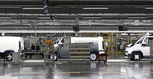 지난 12일 기아 화성 이보 공장에서 PV5 차량들이 컨베이어 벨트에 놓여 있다. 기아 제공