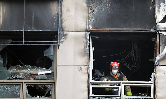 15일 오전 서울 중구 소공동의 한 캡슐호텔에서 전날 화재사고가 발생, 경찰과 소방당국 등 관계자들이 합동감식을 진행하고 있다. 이 사고로 외국인 8명을 포함해 총 10명이 다친 것으로 파악됐다. 뉴스1