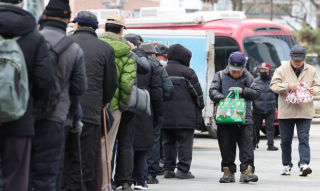 무료 도시락 받는 어르신들. 연합뉴스