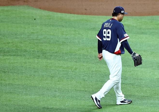 류현진이 14일(한국시간) 미국 플로리다주 마이애미 론디포 파크에서 열린 2026 월드베이스볼클래식(WBC) 대한민국과 도미니카공화국의 8강 경기에서 2회 교체되고 있다. 2026.3.14 마이애미 연합뉴스