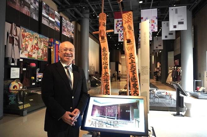 아사쿠라 도시오 일본 국립민족학박물관(민박) 명예교수가 지난 13일 오사카 만박기념공원 내 민박 한국관에 전시된 장승 앞에 서 있다. 민박은 일본 민족학·문화인류학 공동 연구 기관으로 한국관에는 단군 초상, 전통 주막을 재현한 건축물, 전통 혼례복, 1980년대 가전제품 등이 전시돼 있다.