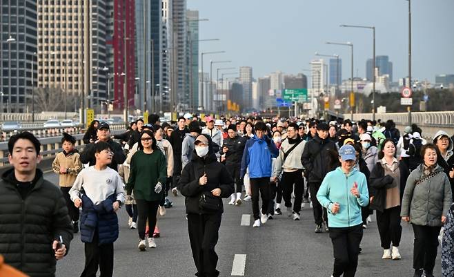 ‘쉬엄쉬엄 모닝’에 참가한 시민들이 마포대교를 건너고 있다. 서울시 제공