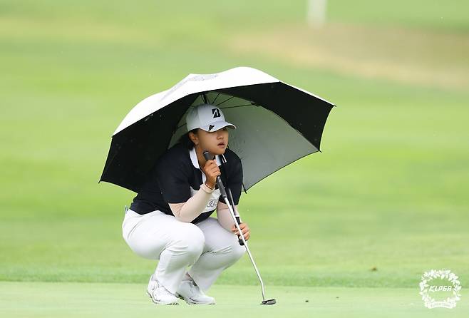 신다인이 지난해 하나금융그룹 챔피언십 2라운드 7번 홀 그린에서 퍼트 라인을 살펴보고 있다. 사진 제공=KLPGA