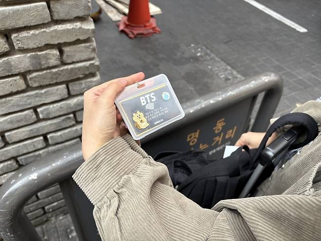 대만에서 온 BTS의 팬 두라 씨가 가지고 다니는 굿즈. 남소정 견습기자
