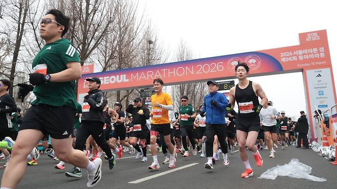 마라토너들이 15일 광화문광장을 출발해 잠실종합운동장 동문으로 골인한 2026서울마라톤 겸 제96회 동아마라톤서 역주를 펼치고 있다. 박형기 동아일보 기자