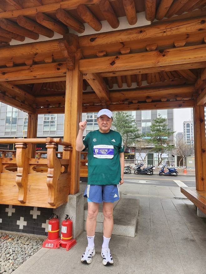 권오갑 HD현대 명예회장 겸 한국프로축구연맹 총재가 15일 광화문광장을 출발해 잠실종합운동장 동문으로 골인하는 코스에서 진행된 2026서울마라톤 겸 제96회 동아마라톤에 참가해 환하게 웃고 있다. 사진제공│HD현대