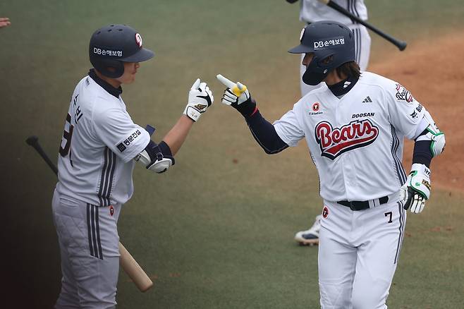 두산 박찬호(오른쪽)가 15일 이천 삼성과 시범경기 4회말 2점홈런을 터트린 뒤 정수빈과 세리머니를 하고 있다. 사진제공|두산 베어스