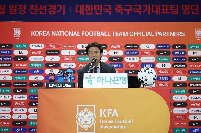홍명보 축구국가대표팀 감독이 16일 천안 코리아풋볼파크서 열린 3월 A매치 명단 발표 기자회견서 취재진의 질문에 응답하고 있다. 사진제공│대한축구협회