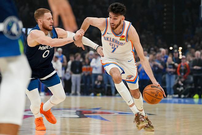 쳇 홈그렌이 16일 미국 오클라호마주 오클라호마시티의 페이컴 센터에서 열린 미네소타 팀버울브스와 2025~2026 미국프로농구 정규리그 홈경기에서 돌파를 시도하고 있다. 오클라호마시티 | AP연합뉴스